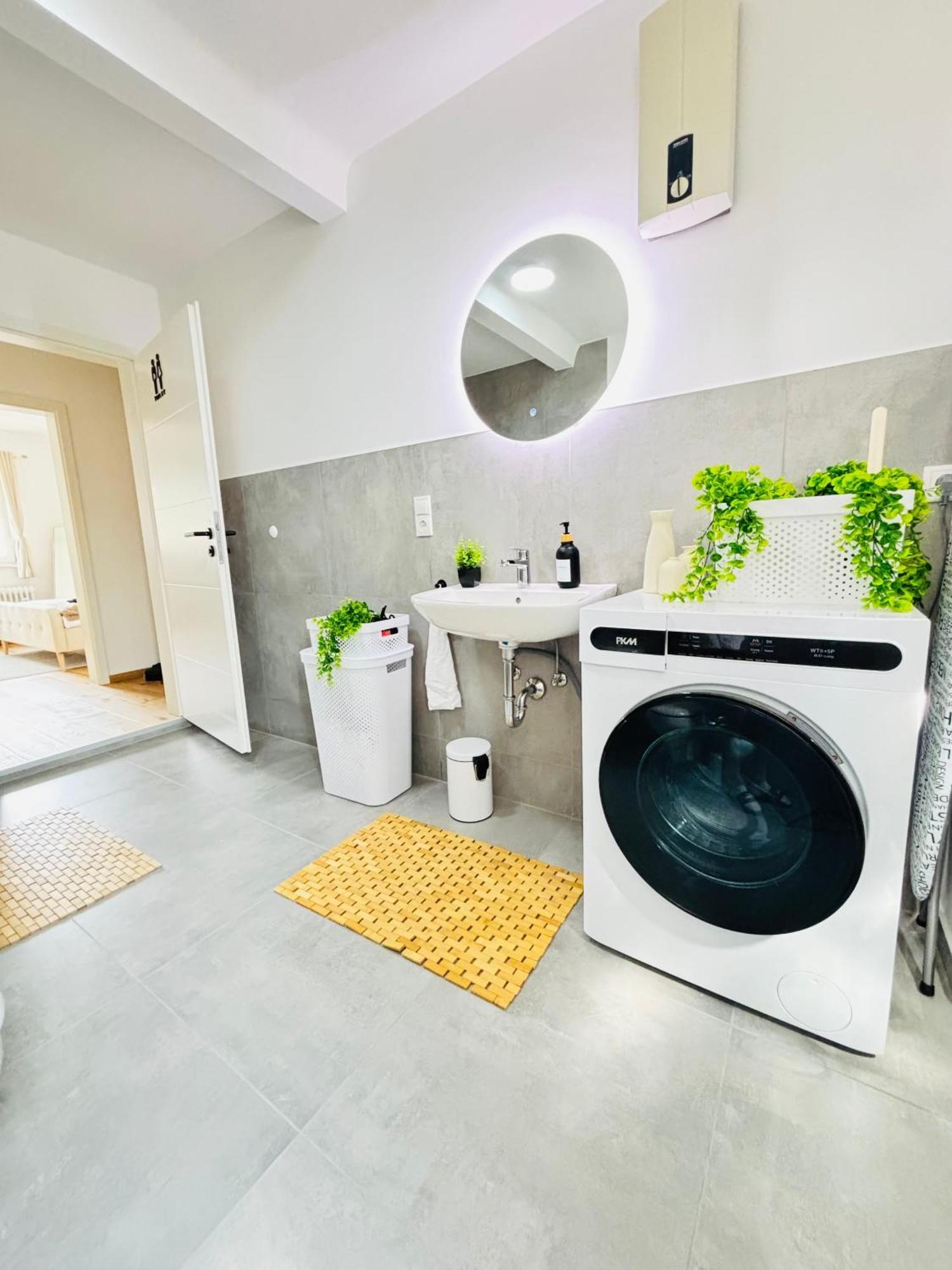 Schoene & Gemuetliche Wohnung Direkt Am Bahnhof 라한슈타인 외부 사진