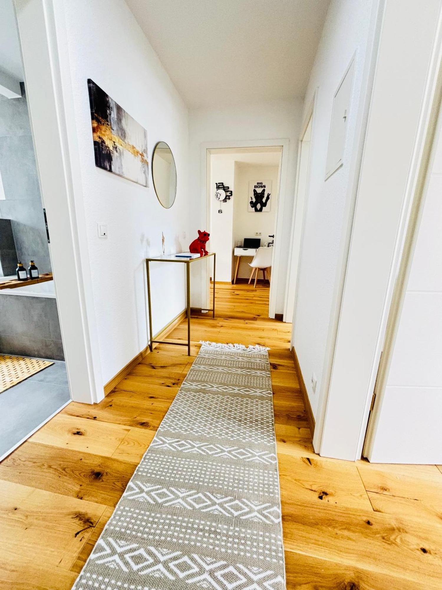 Schoene & Gemuetliche Wohnung Direkt Am Bahnhof 라한슈타인 외부 사진